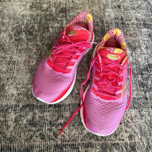 Saucony Women’s Triumph 18 'Galentine's Day' Hot Pink/Red 
size 8.5 - Picture 4 of 12